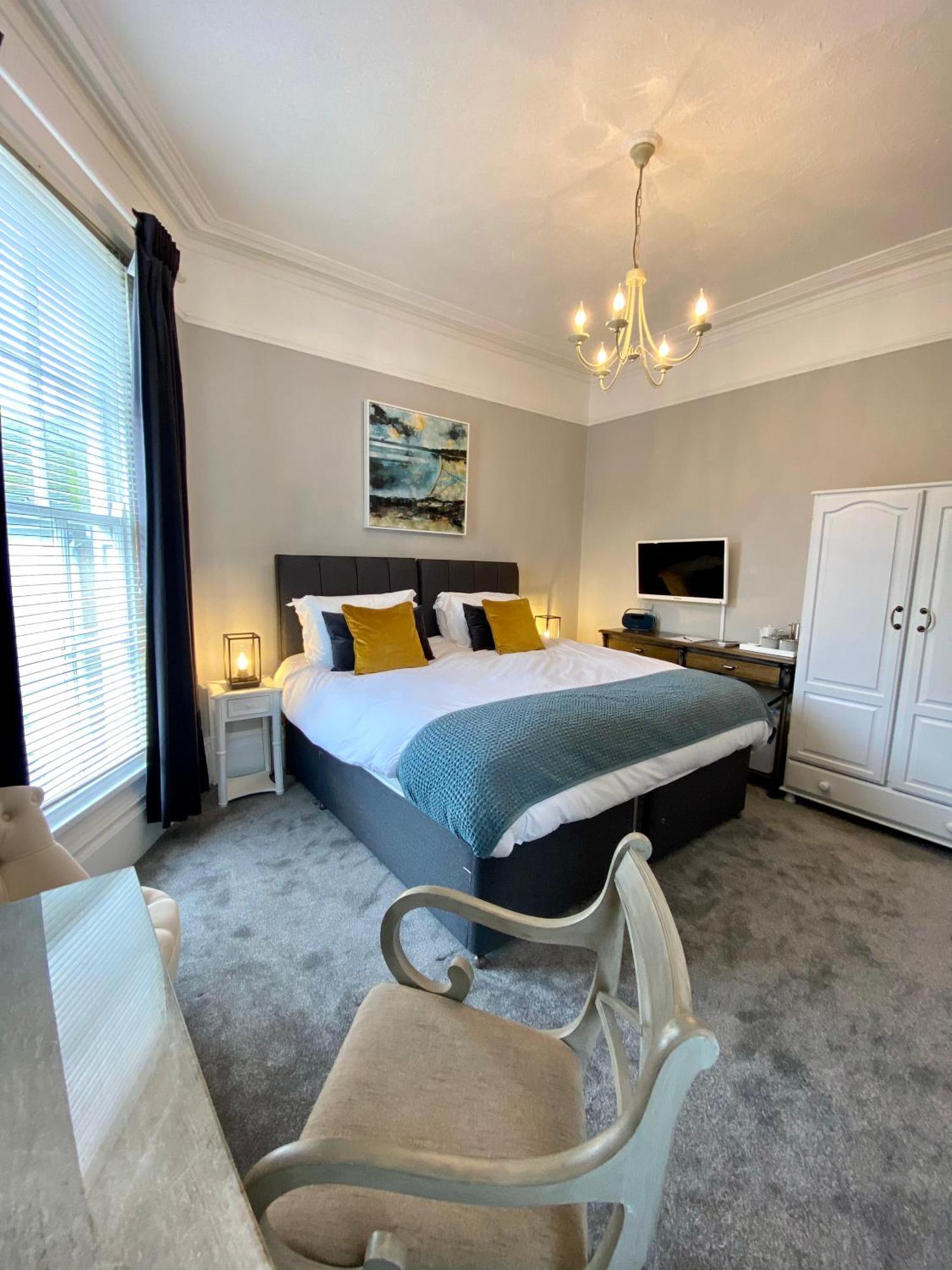 The Summer House Penzance Room photo